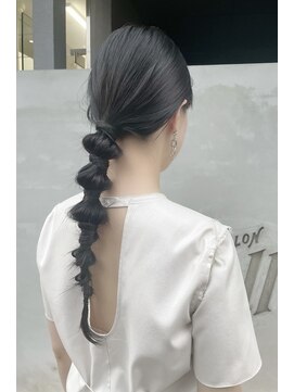 サロンロール(Salon Roll) 個性派ローポニーアレンジ♪