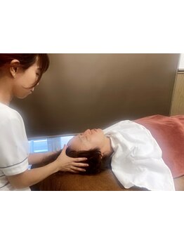 半個室の落ち着ける空間で、癒しの時間を♪髪質改善トリートメントや、頭浸浴がセットのヘッドスパが人気◎