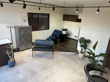 ネオ(NEO)の雰囲気（木の質感を感じ、モーテルの一室をイメージした落ち着いた店内）
