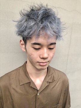 ヘアー アイス ルーチェ(HAIR ICI LUCE) ホワイトカラー シルバーカラー 2ブロック 刈り上げ 担当 井上