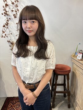 エヌイー(ne' by MAULOA) "透け感グレージュ×ぷつんロング"    堀川葵衣