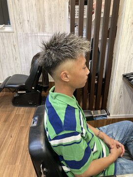 ライズヘアー(RISE HAIR) スキンフェード＋ツイストパーマ＋ハイライト