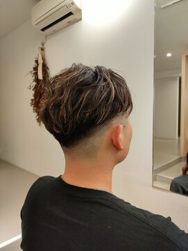 ジジバイモップス(jiji byMOPS) スッキリフェードと癖を活かした流しメンズショート