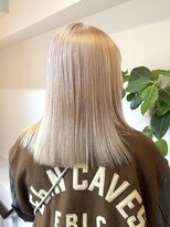 サンクプロジェクト(cinq PROJECT)&nbsp;ハイトーン切りっぱなしショートボブホワイトブロンドベージュ