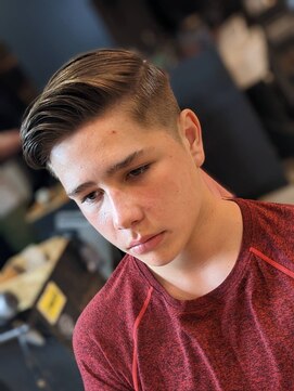 フランクスバーバー アンド ビアークラブ(FRANK'S BARBER and BEER CLUB) ナチュラルフェードサイドパート