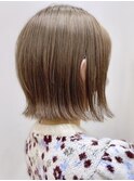 ブリーチなしミルクティーベージュ重めスタイル小顔外ハネロブ