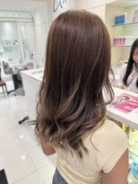 やわらかさ引き立つ透明感ベージュ