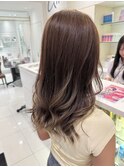 やわらかさ引き立つ透明感ベージュ