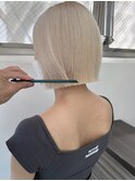 切りっぱなしボブ ホワイトブロンド ブロンドカラー