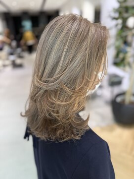 ステア ケース(stair case) 白髪が多い方向け 淡目に染めてつくるやわらかベージュ