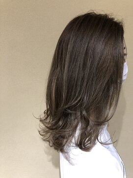 ゼン(Zen.) オリーブグレージュなレイヤースタイル【泉】