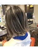 切りっぱなしボブ×ハイライトペールベージュ