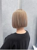 ホワイトミルクティー切りっぱなしショートボブ