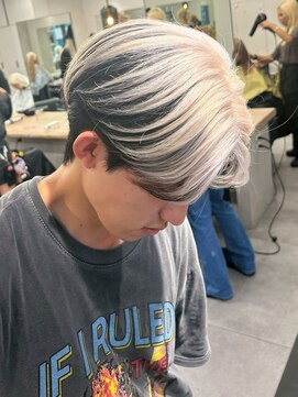 Beleza 川越 -ブリーチ・ハイトーン・ダブルカラー・エクステ・羽エクステ- 17897金髪ハイライトメッシュ毛流れセンターパートフェザー