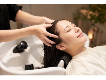 ヘアーアンドメイク サワ 天神店(Sawa)の写真/髪も心も癒される◎周りの目を気にせずリラックス♪極上のヘッドスパで日々の疲れも解消へ―。