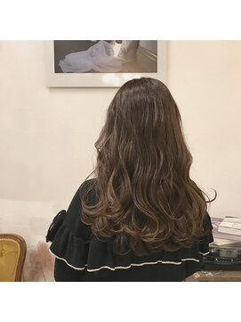 マウロア(MAULOA) “韓国式レイヤーカット×チョコブラウン ゆるふわロング”中西