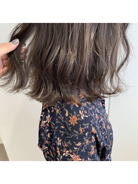 エミィ(emme) 透明感ラベージュ×切りっぱなしボブ