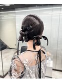 黒髪シニヨンのリボンアレンジ