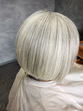 燈 美髪ショート