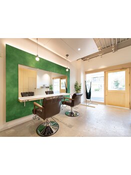 緑を基調とした自然豊かであたたかみのある落ち着いた店内で癒しのひと時をご提供いたします♪