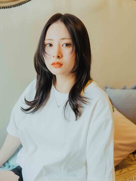 リュープリエ 笹塚(Lieu plie) 顔周りミディアムレイヤーウルフ風スタイル