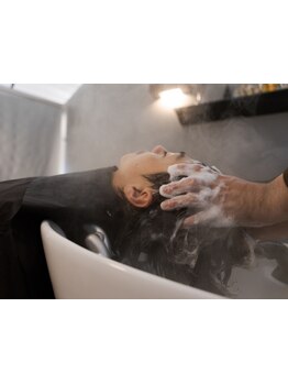 頭皮のお悩みを解消し、頭皮環境を整えます。ヘッドスパで髪も心も癒される時間を…[メンズ/恵比寿/代官山]