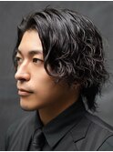 大人の波巻きスパイラルパーマミディアムロングメンズカットヘア