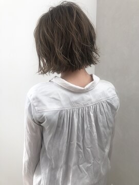 リベッタ(Ribetta) グレージュカラーの無造作ボブ