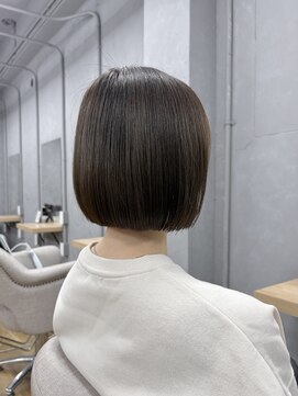 顎ラインパツっとボブ