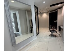 アース 四日市店(HAIR&MAKE EARTH)の雰囲気（白を基調とした明るい店内ペアブースも完備）