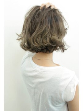 トルネード(TORNADO) 外国人風ウェービーボブ ハイライトグラデ グレージュ 外ハネ