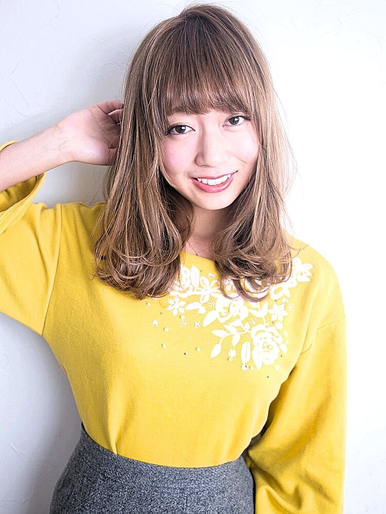 前髪長めのワンカールロブスタイル：L021807892｜ヘアメイク