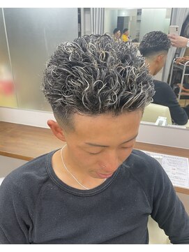 アレス バイ シカ 神戸三宮元町店(ALLES by Cica) 神戸／三ノ宮／元町/極道パーマフェード