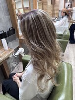 ジゼル(gisele) セミロング×レイヤー×白髪ぼかし×20～50代×バレイヤージュ