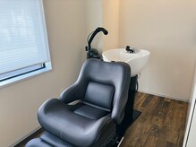 ムジカ(MUSICA)の雰囲気(フラットのシャンプー台で首に負担なくヘッドスパが受けられます)