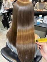 【ホリスティックカラー2】頭皮の次は、毛先までテラヘルツ機能水美容液を浸透させます。