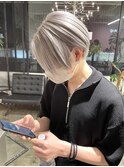 ホワイトシルバーの前下がりマッシュスタイル