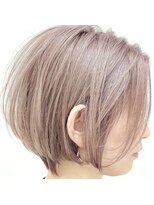 セブン(SEVEN.)&nbsp;ピンクベージュトハッシュカットコンパクトショートレイヤーボブ