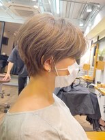 アヴァロン(AVALON) 大人ショートボブ、白髪ぼかしハイライト、丸みくびれ【BISA】