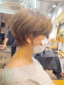 マグ ギンザ(mag ginza) 大人ショートボブ、白髪ぼかしハイライト、丸みくびれ【BISA】