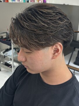 フェザーパーマ　センターパート　ツイスト　メンズ　刈り上げ