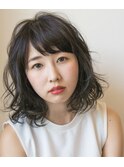 首筋でゆるっと毛先が動くふんわりウェーブのモテミディ