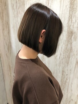 エストレーラ(estrela) 『estrela』切りっぱなしミニボブ×アッシュベージュ