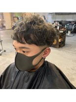 メーヴェ(Mowen) mowen 南堀江 メンズ カーリーパーマ×オリーブカラー×刈り上げ