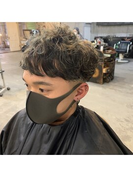 メーヴェ(Mowen) mowen 南堀江 メンズ カーリーパーマ×オリーブカラー×刈り上げ