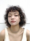 スパイラルパーマのカーリーボブヘアー