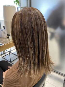 ワン 横浜(ONE005) 外ハネ切りっぱなし×ハイライトミルキーベージュ