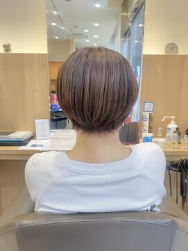 ウイバイファースト(u'i by first) 《まとまり感と女性らしさ♪》コンパクトショート×ハイライト