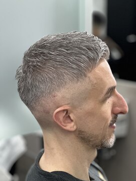 クロムトウキョウ ザ バーバー ネオン 新宿店(CHROM TOKYO the Barber ne/on) ミドルフェード