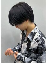 オゼル(OZEL)&nbsp;モードなセンターパートとの組み合わせで大人の余裕を